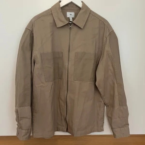 Jacka - Tunn vår/höst jacka köpt på HM