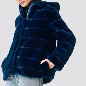 Vinterjacka - Jättefin fluffig vinterjacka från Samsøe Samsøe!!😻😻😻Jackan heter Saba Jacket och är i färgen dark saphire🤩jättebra skick och perfekt för vintern!! jackan är väldigt tung så frakten blir ganska dyr 