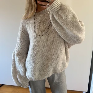Oversize stickad tröja  - Mohair tröja, uppskattad storlek M/L☁️🫧🤍 vit/grå färg 