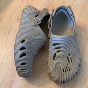 Salehe bemburry crocs - Storlek 38, skick 9/10 men passar mig som 42,5, riktigt unik och schysst colab mellan crocs och salehe bemburry, sköna och luftiga men inget som används längre och har bara suttit i lådan mest av tiden. Lådan ingår och först t kvarn