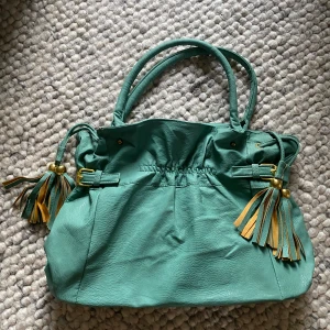 Grön vintage handväska - Skitsnygg och passar bra som skolväska!! Får plats med allt, inkl dator🌟🌟