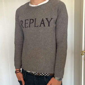 Replay sweatshirt (stickad) - Replay sweatshirt i riktigt fint skick (9/10) använd Max 5 gånger. Modell är 180cm lång. Hör av dig vid funderingar och pris kan diskuteras vid snabb affär! Mvh Malte!