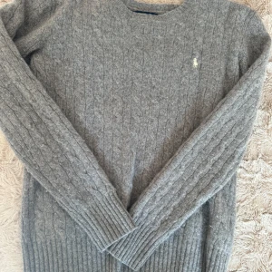 Polo stickad - Använd en gång, väldigt liten i storleken (storlek L men passar S) , skönt material kan diskutera pris 