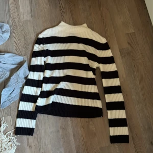 Randig stickad tröja - Randig stickad tröja med hög nacke, Aldrig använd