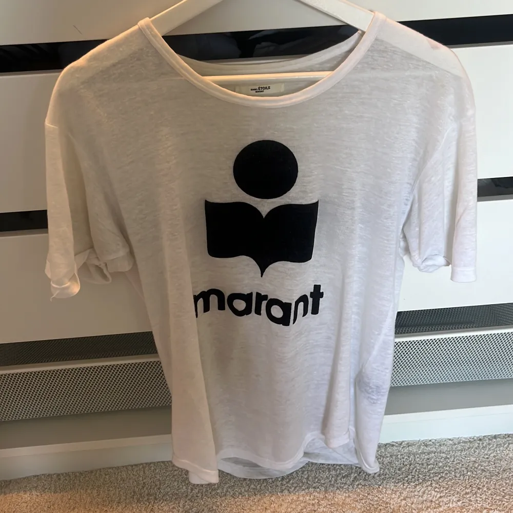 Säljer min Isabell marant t-shirt för jag inte använder den längre, den köptes för nått år sen och har en liten fläck som ni ser på bild. T-shirts.