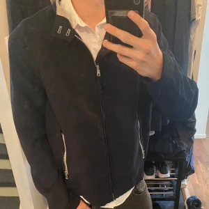 Mörkblå jacka - Mörkblå/marinblå jacka från Erla of Sweden i storlek 38 Pris går att diskuteras