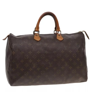 Louis Vuitton Speedy 40 - Louis Vuitton Speedy 40. Ett måste i väskkollektionen! Bra storlek för både vardagsbruk och resor. Perfekt att använda som skol-/arbetsväska. Speedy ger en touch av lyx och stil till varje outfit. Tillverkad i den ikoniska monogramduken.