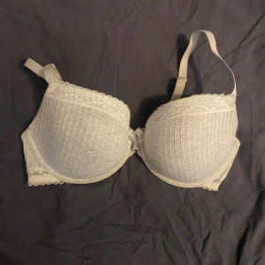 T shirt bh - - lace with a satin bow detail  - C cup - preloved  - been used many times - bought from Ellos 