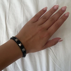 Valentino armband - Äkta valentino armband, är slitet på nitarna men annars bra 💕 skriv för fler bilder eller funderingar 
