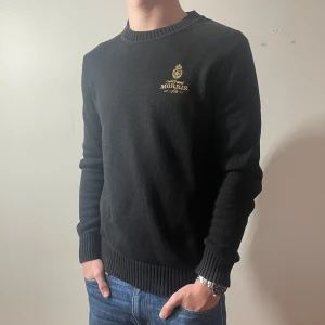 Morris tröja  - Svart stickad tröja i bomull från Morris, storlek S, i fint skick. Pris 499kr, modellen är 174cm och 67kg, skriv vid fundering eller fråga 👀