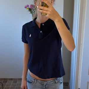 Pikétröja Ralph Lauren - Helt ny marinblå pikétröja med prislappen kvar i modellen slim, storlek m från Ralph Lauren