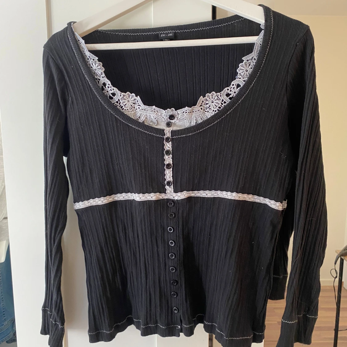 Svart ribbad tröja från Ze-Ze - 90