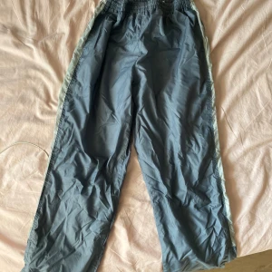 fila trackpants - trackpants från fila som jag köpt second hand men själv aldrig använt. bra skick! sitter bra på mig som brukar ha storlek S. gråa med streck-detalj på sidorna i ljusare grå. pris kan diskuteras!!!