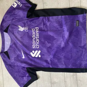 En fin Liverpool jersey som jag säljer eftersom jag redan har en likadan. Riktigt bra skick använd nästan inte en endaste gång. Pris kan diskuteras.