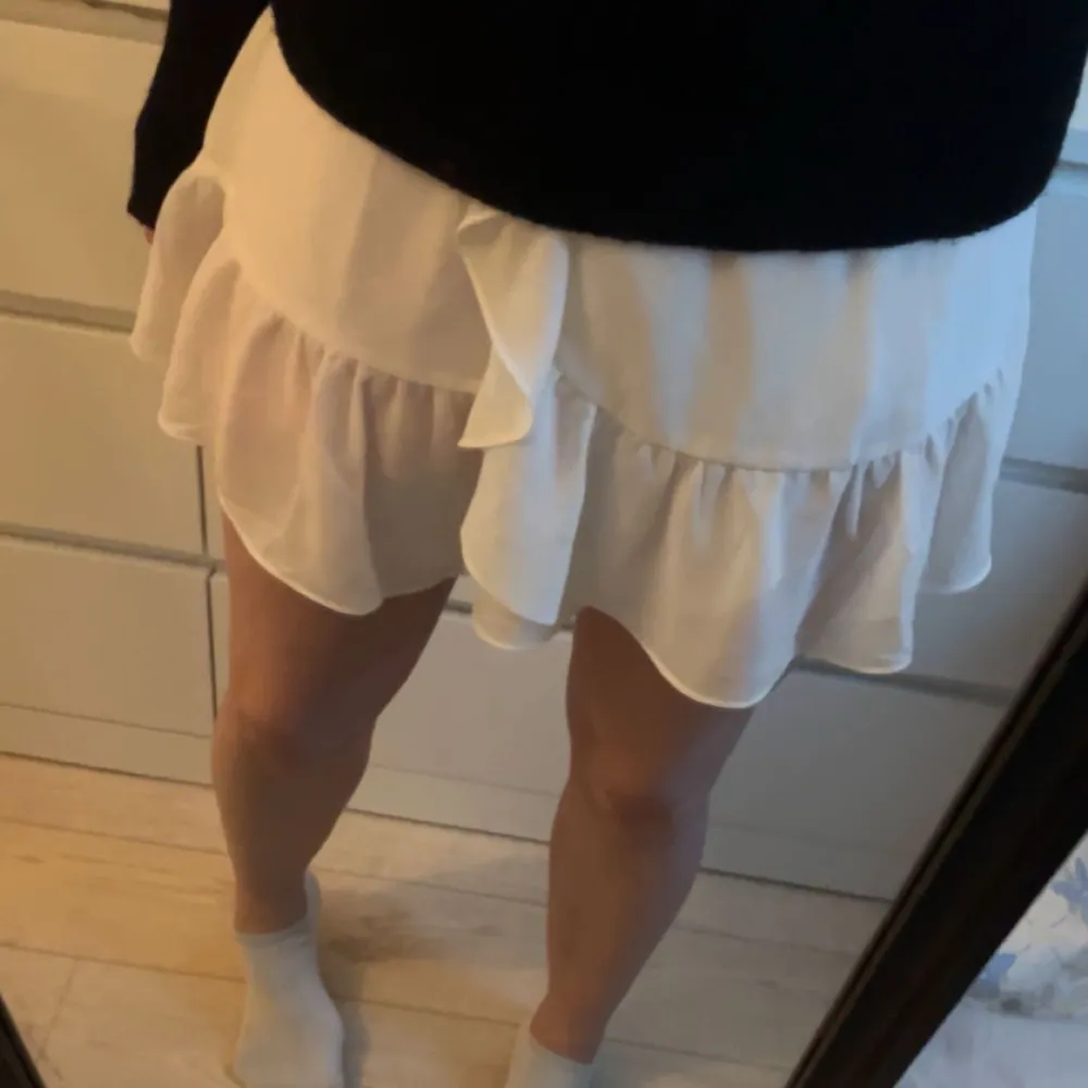 Så söt volangkjol från NAKD, använd fåtal gånger. Kjolen har inbyggda shorts. 💕Färgen syns bäst på sista bilden.. Kjolar.