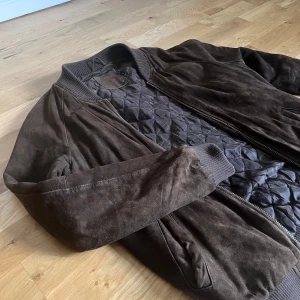Mocka bomberjacka ASOS - Säljer min mocka jacka från ASOS storlek S. Ett litet håll finns i vänstra ficka.