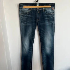 Blå jeans från Replay - Säljer ett par snygga blå jeans från Replay. De har en klassisk femficksdesign med cool fade och en snygg tvätt. Perfekta för både vardag och fest! 