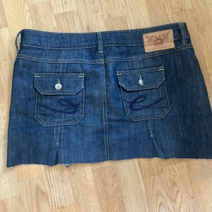 Jeanskjol  - As snygg jeanskjol men snygga fickor och broderi. Midjemått:42💕