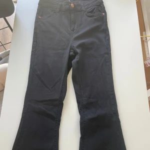 Svarta jeans (Tove High Waist Flared Su) - Hej.  Detta jeans är otroligt sköna och jätte fina stretchiga i tyget lätta att sitta i och gå runt i  