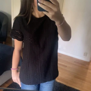 Svart t shirt  - Svart t shirt med snygga mönster. Jättebra kvalite och aldrig använd då jag tycker den är lite för stor. Köpare står för frakten ❣️