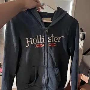 Säljer denna zip hoodien från hollister ! Ok skick men fortfarande fin :) kom dm för mer bilder👐🏻