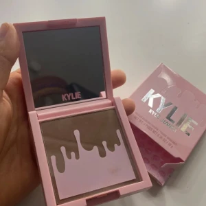 Kylie jenner bronzer !  - Säljer min Kylie jenner bronzer , den är andvänd 1 gång och är som ny ! ❤️ Säljer för att jag ej gillade färgen 