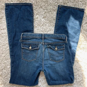Lågmidjade Bootcut jeans  - Lågmidjade jeans från gap. Står ingen storlek men skulle säga Xxs/ 32. Innerbenslängd: 76 midjemått: 35 x2 köp sker via köp nu, jag postar inom 24h. Kvar tills markerad såld 