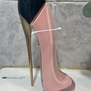 Parfym i högklackad skoform - Knappt använd , 50ml men kanske 45ml kvar 