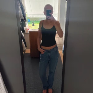 Levis jeans  - Ett par vintage jeans som är köpta för ett år sedan. De är insydda på runt midjan för de va lite för stora. Så storleken har gått ner ett steg. Men ett par super jeans som är så sköna men har inte användning för de längre. 