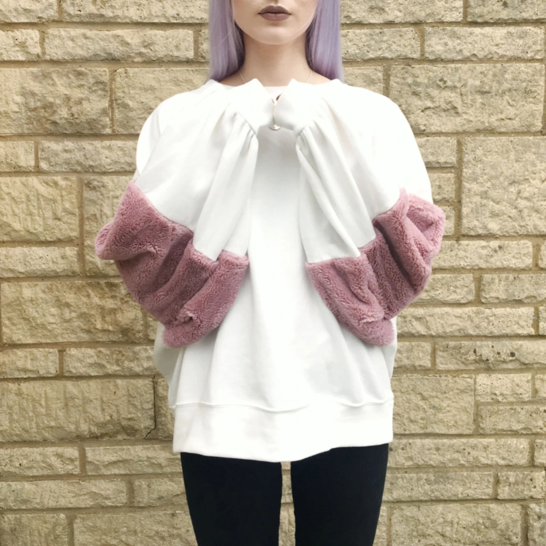 Vit tröja med rosa plyschdetaljer - 90