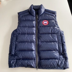 Canada Goose navy blue gloss down vest - Säljer min Canada Goose väst storlek medium. Skick 10/10 använd 2 gånger. Nypris ligger på 7500 men jag släpper den för 3000. 