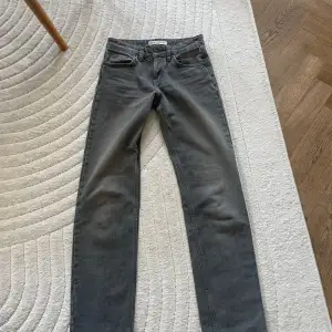 Gråa straight jeans från zara