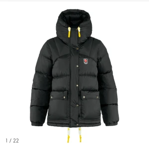 Fjällräven jacka - Hej! Söker en svart fjällräven jacka, som på bilden, i strl xs för bra pris. Har du någon att sälja får du jättegärna höra av dig<3