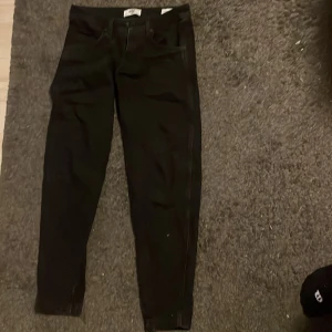 vanliga svarta jeans - dem är storlek 30 sitter bekvämt inga skador på dem