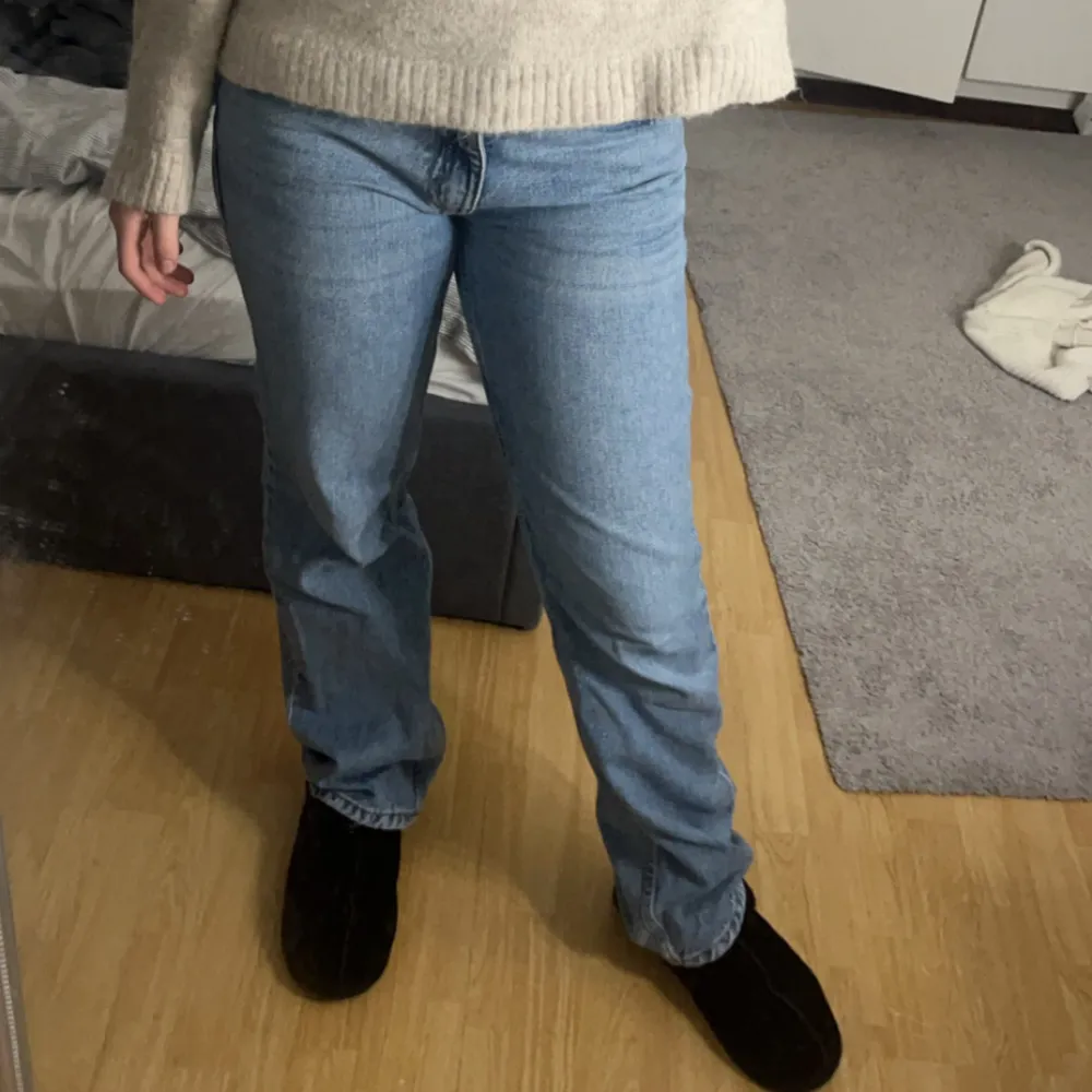 Sköna och snygga jeans från Gina Tricot i storlek 38. Knappt använda och i nyskick!  Köptes för 500 kr 💌. Jeans & Byxor.