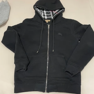 Svart Burberry hoodie - Skick 8/10 inga fläckar, strlk s men passar xs