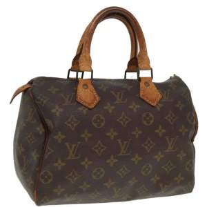 Louis Vuitton Speedy 25. Ett måste i väskkollektionen! Bra storlek för både vardagsbruk och resor. Perfekt att använda som skol-/arbetsväska. Speedy ger en touch av lyx och stil till varje outfit.