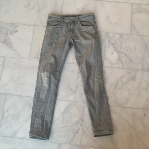 Jeans j.Lindeberg  - Tjena jag säljer mina j.Lindeberg jeans eftersom de tyvär inte passar längre om du är intreserad är det bara till att höra av sig😎