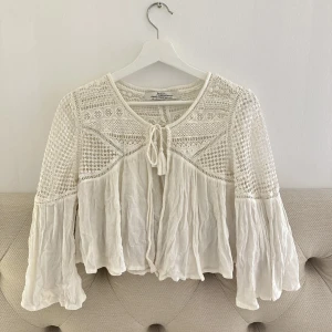 Beige - Så söt liten tunn kofta från bershka i storlek S!🥰