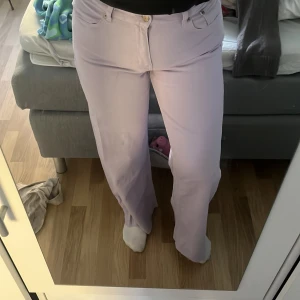 Raka jeans  - Raka supersöta ljuslila jeans från junkyard. Mid Rise! Storlek midja 28, längd passar mig som är 170, se bilder hur Fint skick!