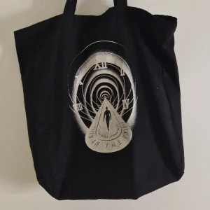 Louis Tomlinson Totebag  - Köpt på konserten 2023. Använd fåtal gånger men kommer tyvärr inte till användning.