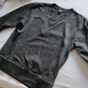 Mörkgrön tröja från Arket - Fin mörkgrön tröja från Arket i storlek S, hade funkat för XS. Färgen syns bäst på den sista bilden. Brs skick, pris kan diskuteras