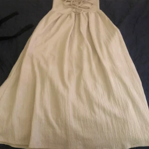 Klänning  - Beige klänning storlek fin tyg 