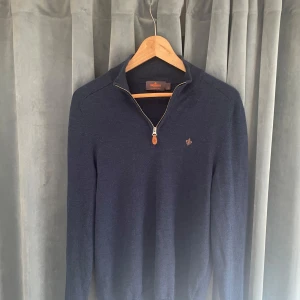 Morris half zip  - Hej! Jag säljer en väldigt snygg Morris half zip. Den är sparsamt använd i bra skick. Det är en bra passform för de som tycker om när plaggen sitter lite slim på kroppen. Tröjan passar bra nu till hösten. De är bara att höra av sig vid fler frågor.