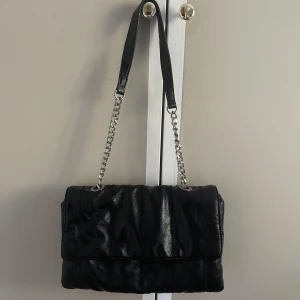 Zara väska - Väska från zara, rymlig med 3 stora fack och ett litet, även ett fack på baksidan av väskan💓