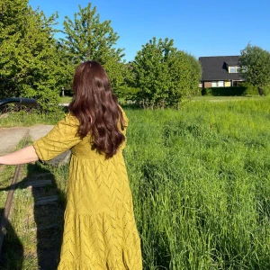 Klänning  - Jättefin grön långärmad klänning som bara kommit till användning en gång Inga defekter ser precis ut som ny