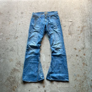 Flared jeans with leather heelbite - Flares jeans med läder heel-bite. Vintage skick med distressing. Passformen är bootcut