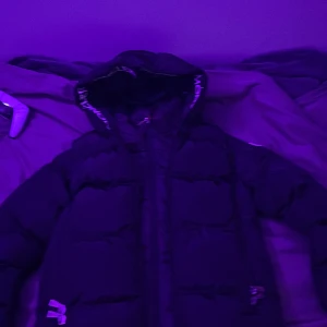 Moncler  - Skön jacka för vintern, om funderingar ställ fråger, pris kan diskuteras vid snabb affär