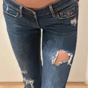 lågmidjade hollister jeans med slitningar  - super snygga lågmidjade hollister jeans i fint skick,  bilderna är lånade eftersom jeansen tyvärr inte passar mig. Skriv om ni har några funderingar💗 använd köp nu! 