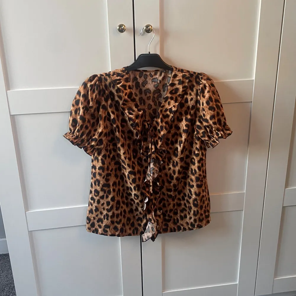 Blus med volanger i leopard mönster😍köpt second hand så står inget märke. Blusar.